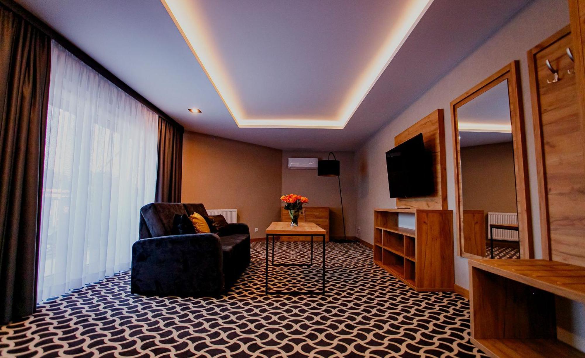 Hotel Coloseum ยาโรสวาฟ ภายนอก รูปภาพ