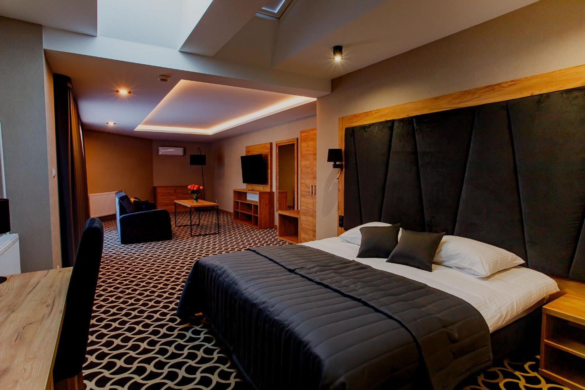 Hotel Coloseum ยาโรสวาฟ ภายนอก รูปภาพ
